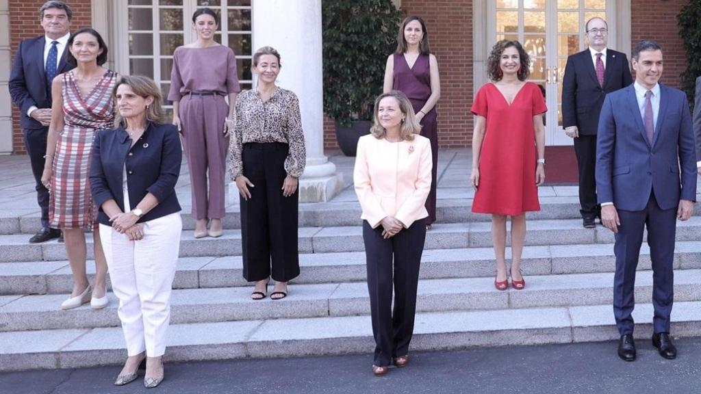 Foto de familia del Gobierno tomada en julio de 2021. A la izquierda Reyes Maroto, Teresa Ribera y Nadia Calviño junto al presidente del Gobierno, Pedro Sánchez.