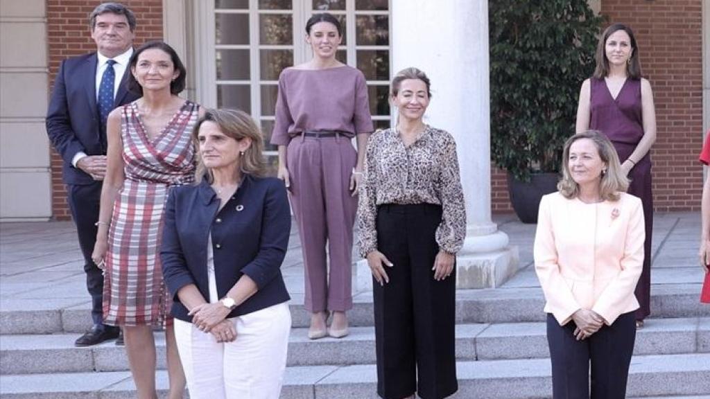 Foto de familia del Gobierno tomada en julio de 2021. A la izquierda Reyes Maroto, Teresa Ribera y Nadia Calviño junto al presidente del Gobierno, Pedro Sánchez.