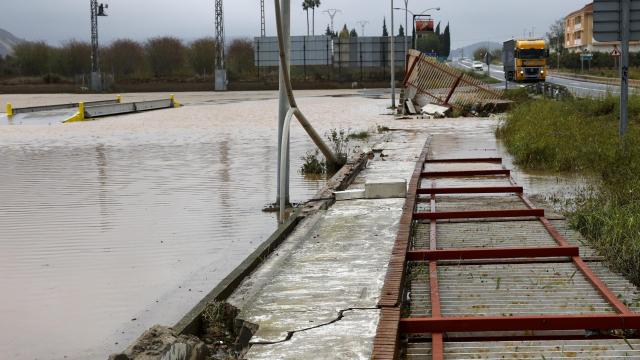 Un muro caído a causa de las lluvias torrenciales que afectan a la Comunidad Valenciana.