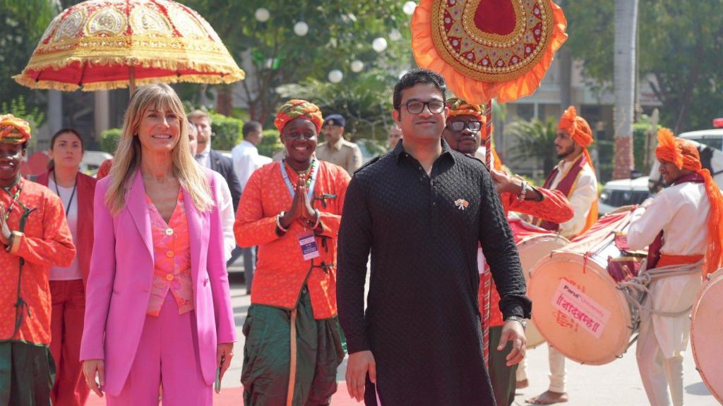 Begoña Gómez en su visita a la Universidad Parul de Vadodara (India).