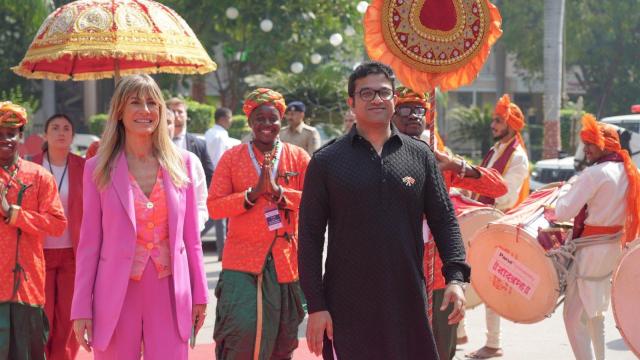 Begoña Gómez en su visita a la Universidad Parul de Vadodara (India).