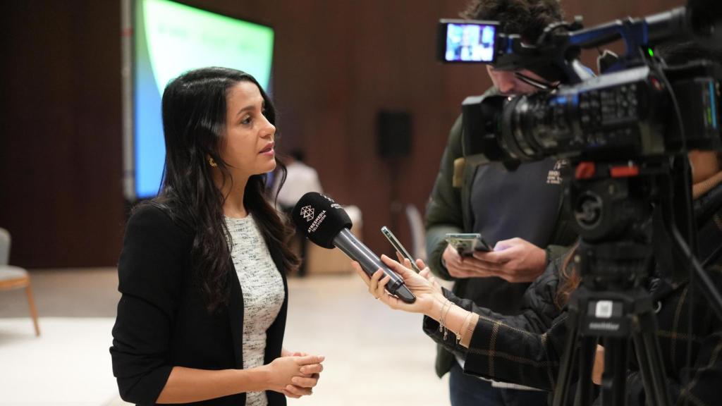 Inés Arrimadas atiende a los medios de comunicación.