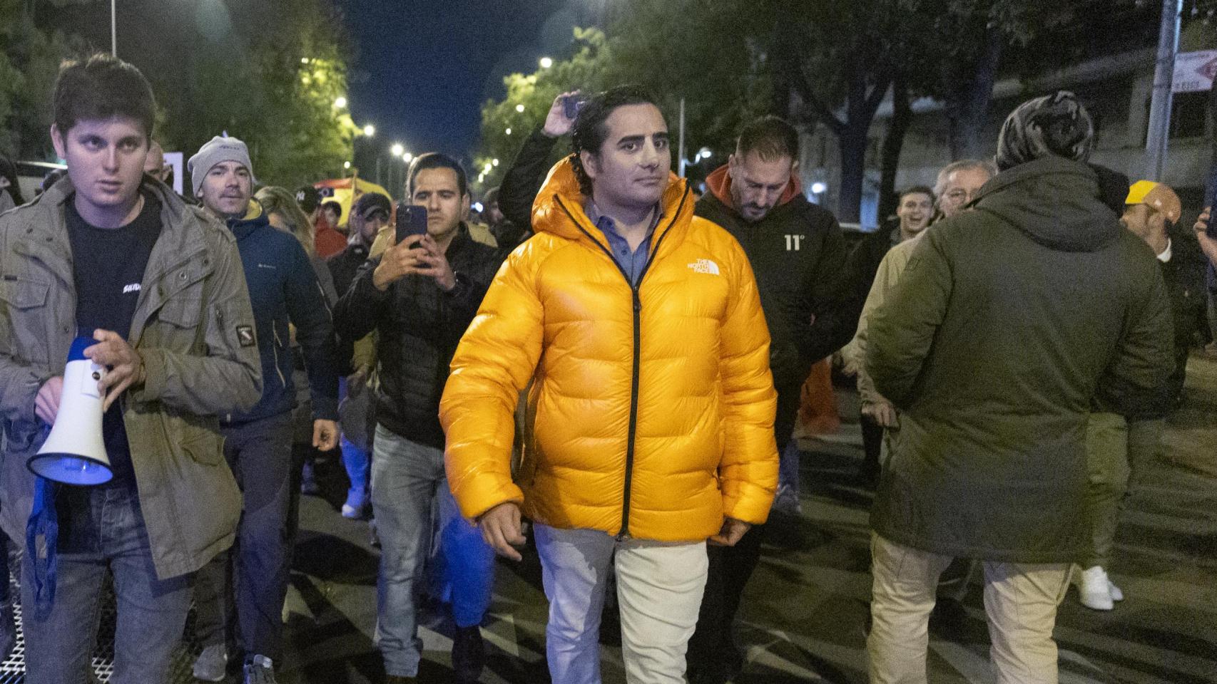 Alvise, de naranja, durante las jornadas iniciales de las protestas frente a la sede nacional del PSOE.