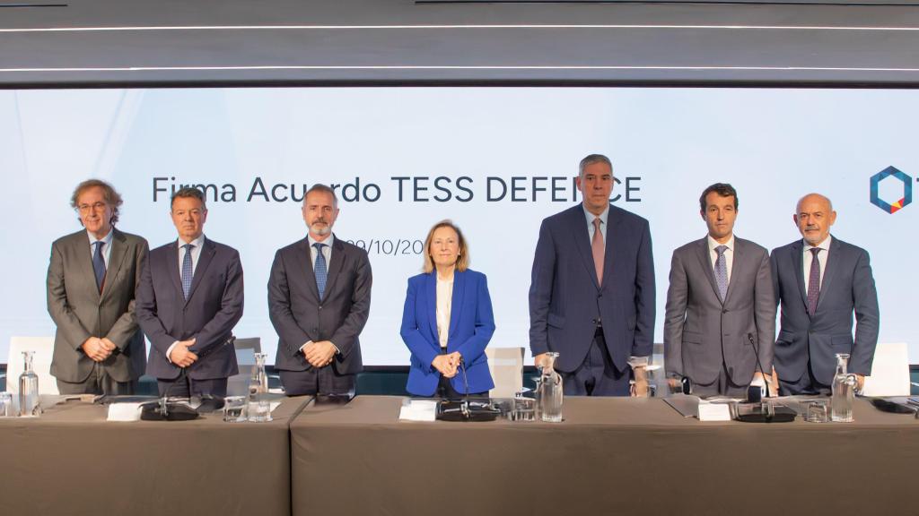 De izquierda a derecha: Ibon Aperribay (SAPA), Juan Escriña (GDELS-Santa Bárbara), Marc Murtra (Indra), Amparo Valcarce (Defensa), José Vicente de los Mozos (Indra), Ángel Escribano (EM&E) y Javier Alonso, General de División.