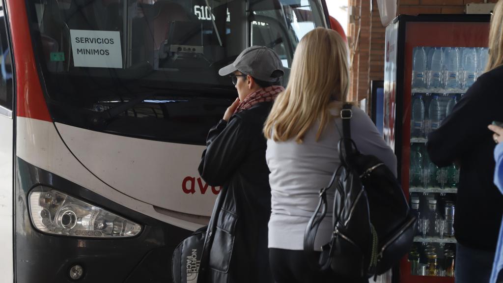 Usuarios afectados por la huelga en transporte de autobuses en Málaga.