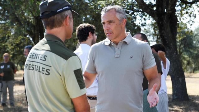 El consejero de Medio Ambiente, Agricultura e Interior de la Comunidad de Madrid, Carlos Novillo, conversa durante su visita al Centro de Recuperación de Animales Silvestres