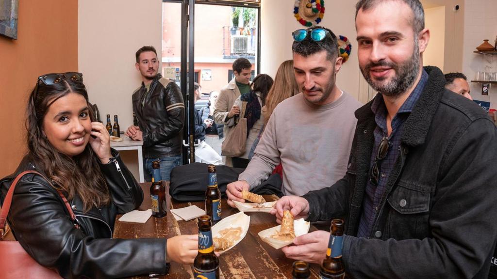 Clientes probando el finger de pastela en Tapapiés 2024.