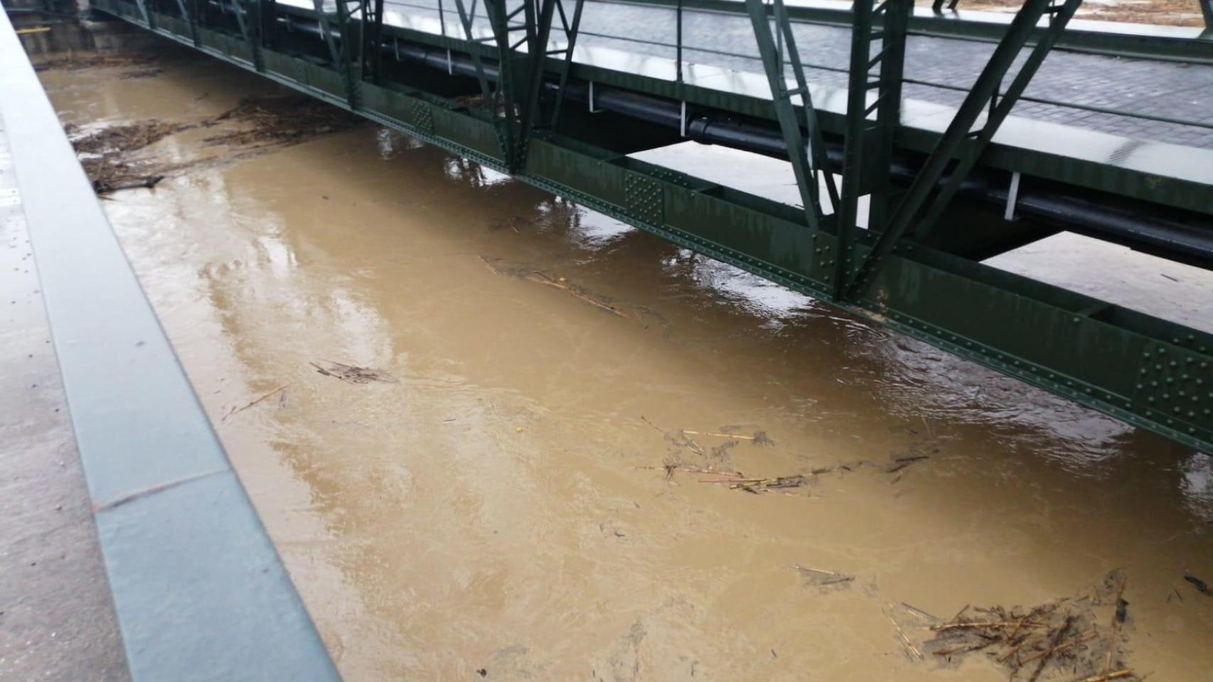 Nivel del río Guadalhorce en estación de Cártama  cerca de tocar el tablero del puente.