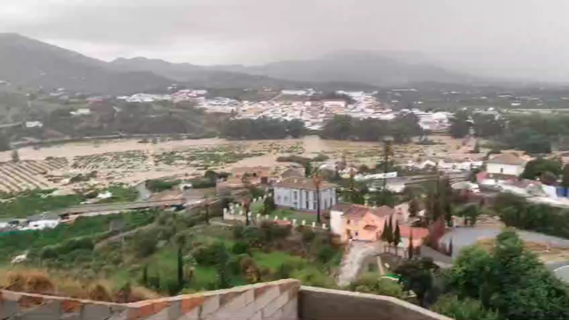 Vídeo de la crecida del río Guadalhorce y la anegación de terrenos en Álora.