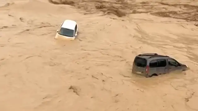 Vídeo del río Guadalhorce arrastrando varios coches.