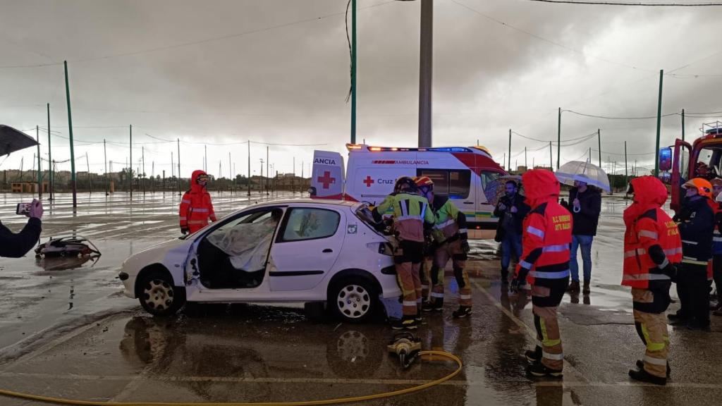 Bomberos rescatando a una afectada de un vehículo durante un simuclaro.