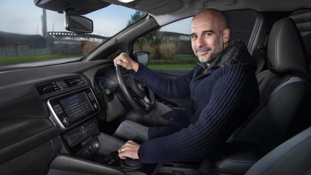 Pep Guardiola, al volante de un Nissan.