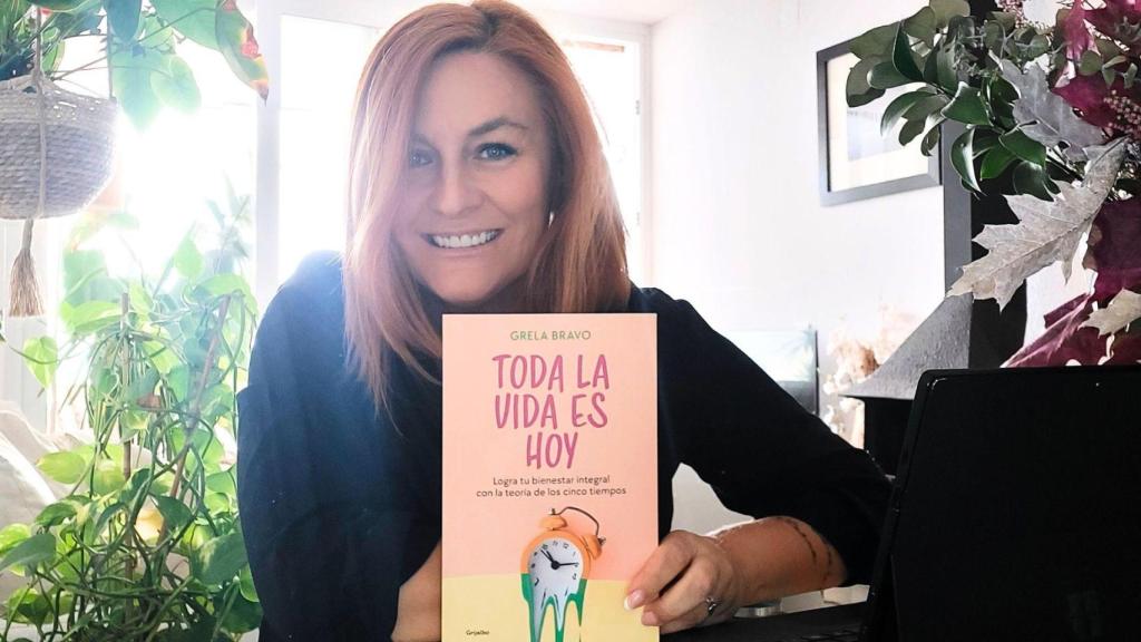 Grela Bravo posa con su nuevo libro, 'Toda la vida es hoy'.