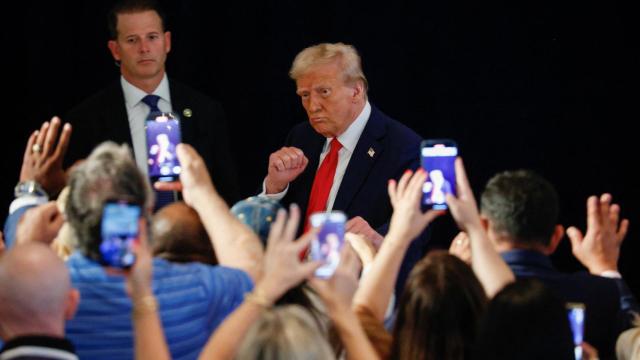 El candidato presidencial republicano y expresidente estadounidense Donald Trump pronuncia un discurso en Mar-a-Lago.