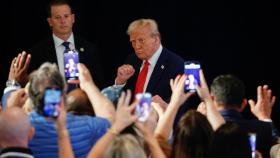 El candidato presidencial republicano y expresidente estadounidense Donald Trump pronuncia un discurso en Mar-a-Lago.