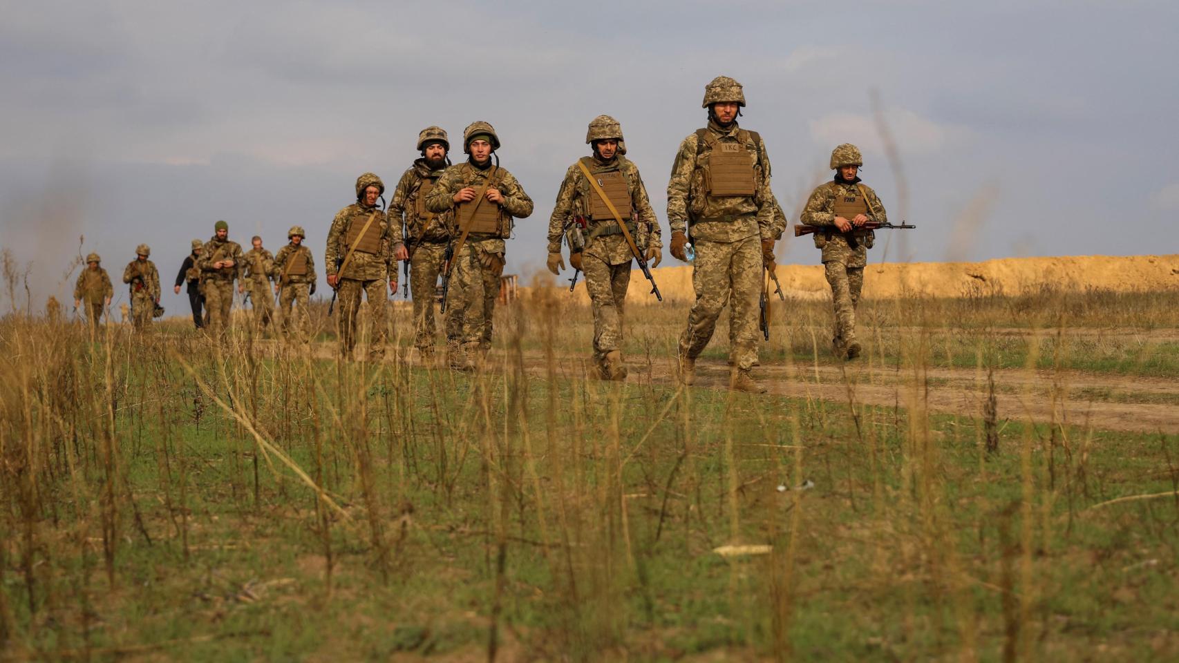 Nuevos reclutas de las Fuerzas Armadas de Ucrania participan en ejercicios militares en el sur del país.