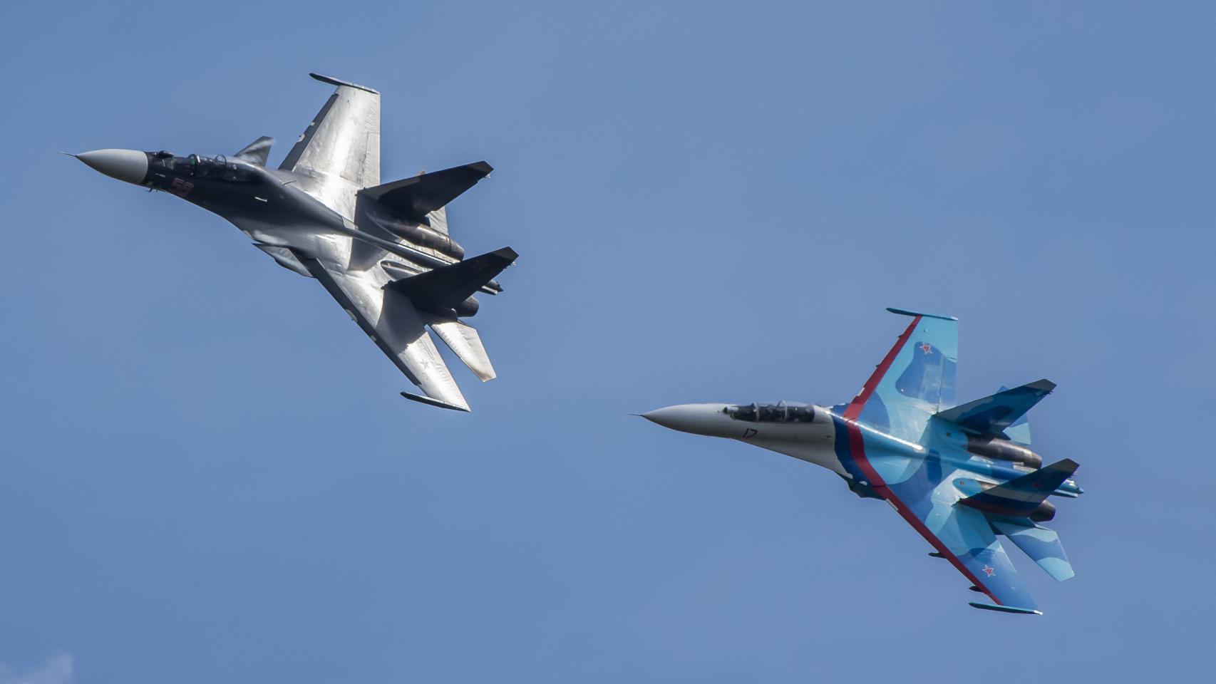 Un Su-30 ruso persigue a un Su-27, su modelo predecesor.