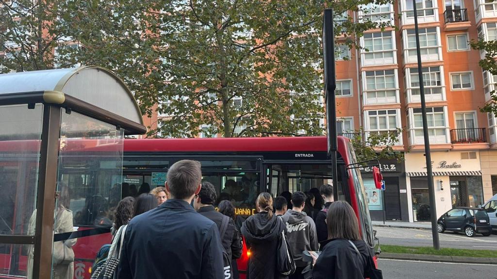 Gente esperando al bus en A Coruña