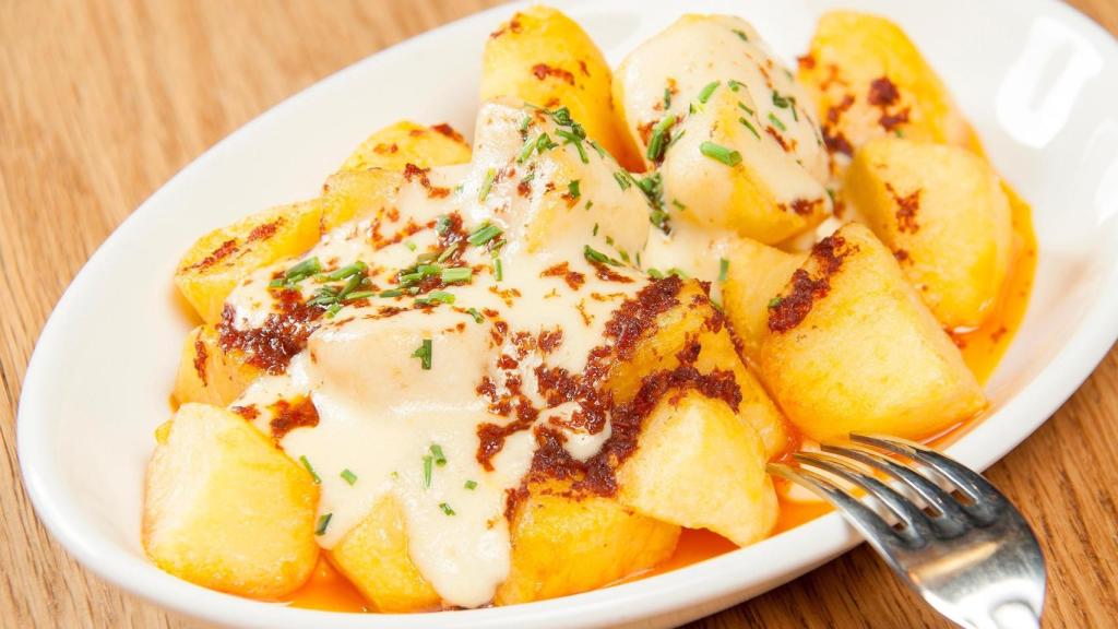 Un plato de patatas bravas