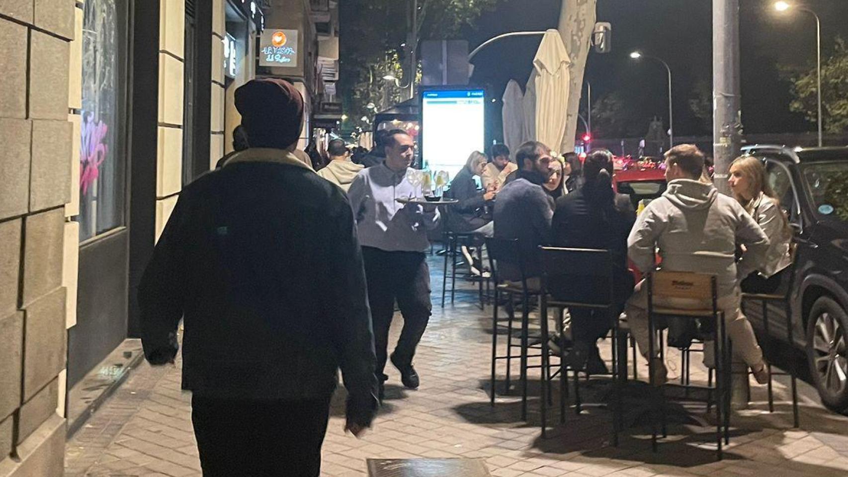 El reportero se dirige hacia el restaurante del encuentro en la zona de Retiro.