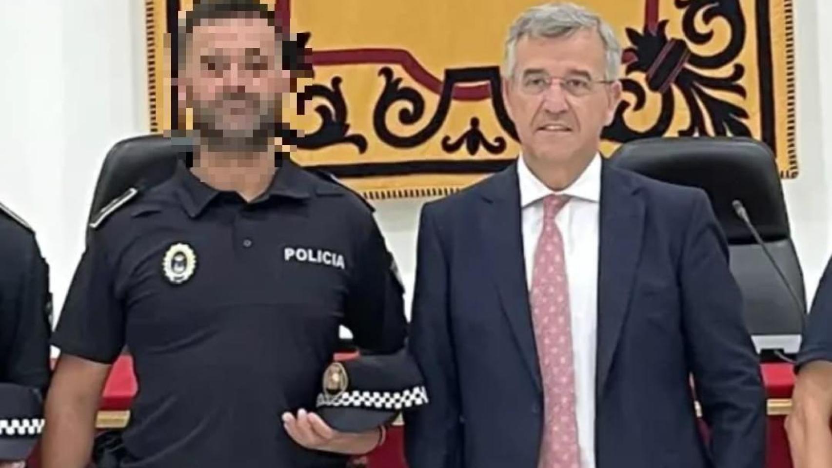 El agente junto al alcalde en su toma de posesión.