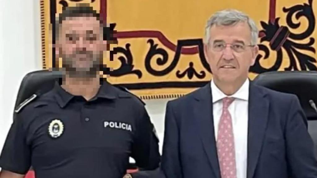 El agente junto al alcalde en su toma de posesión.