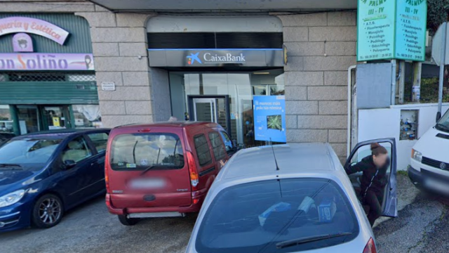 El CaixaBank de Beade (Vigo), el banco atracado este mediodía.