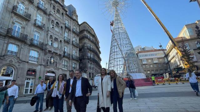 Montaje del gran árbol de la Navidad de Vigo.