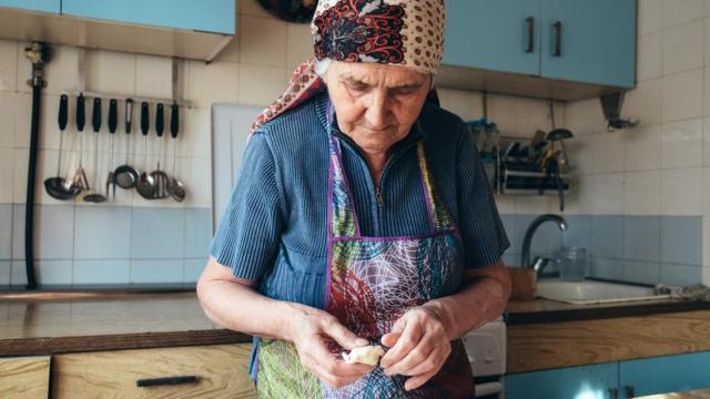 Abuela cocinando.