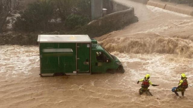 Los Bomberos de Valencia rescatan a un conductor atrapado en Alzira (Valencia). Bomberos Valencia