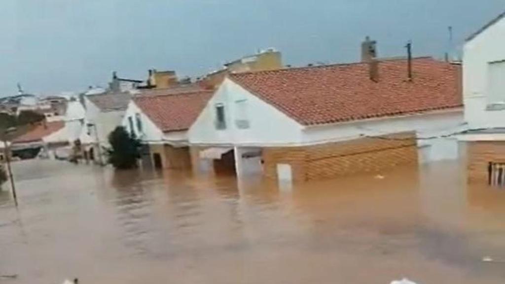 El agua rodea las casas en el municipio valenciano de Utiel. EE