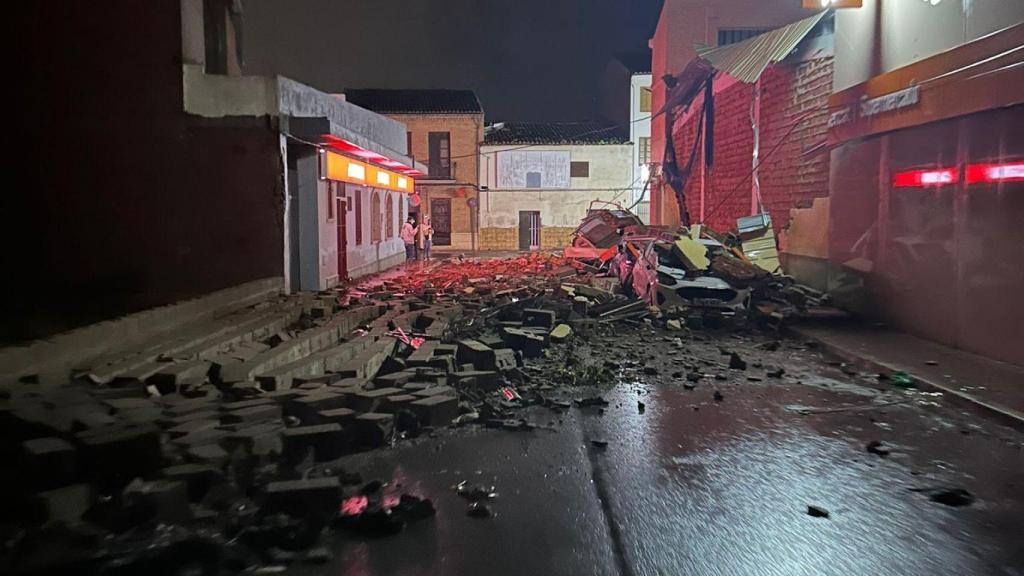 Imagen de un muro derruido por el temporal de la Dana en Alginet (Valencia). EE