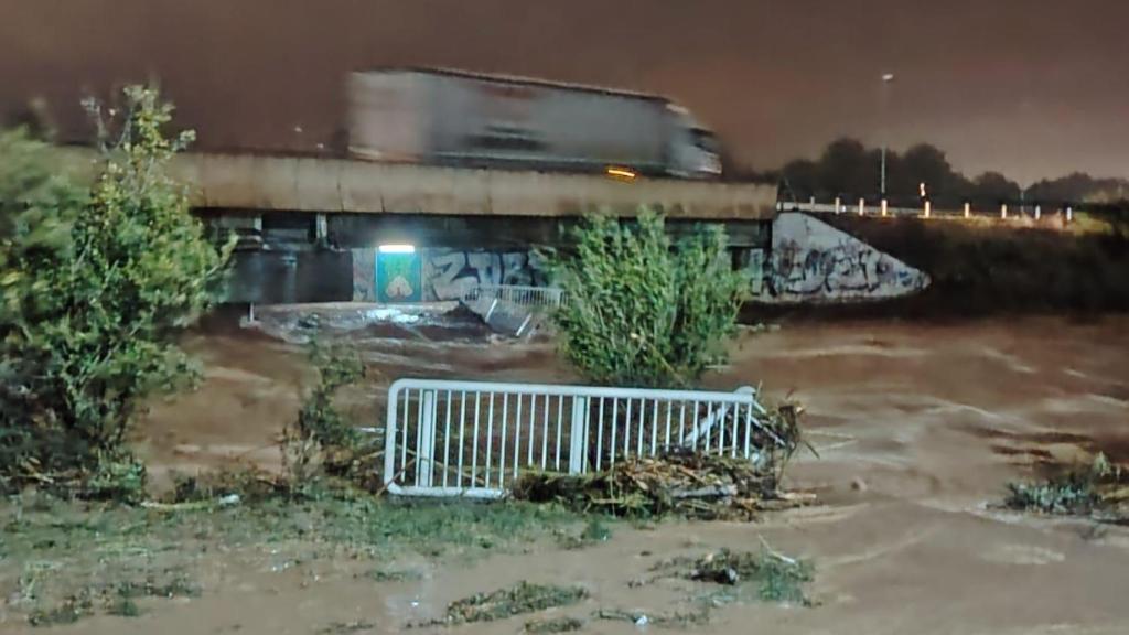 Camino que une Picassent con Alcácer, donde el puente fue sepultado por el agua