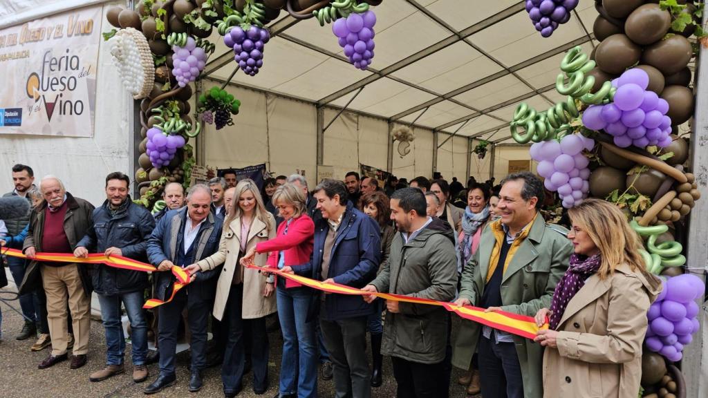 La alcaldesa de Baltanás, María José de la Fuente, en una Feria del Queso y el Vino de Baltanás