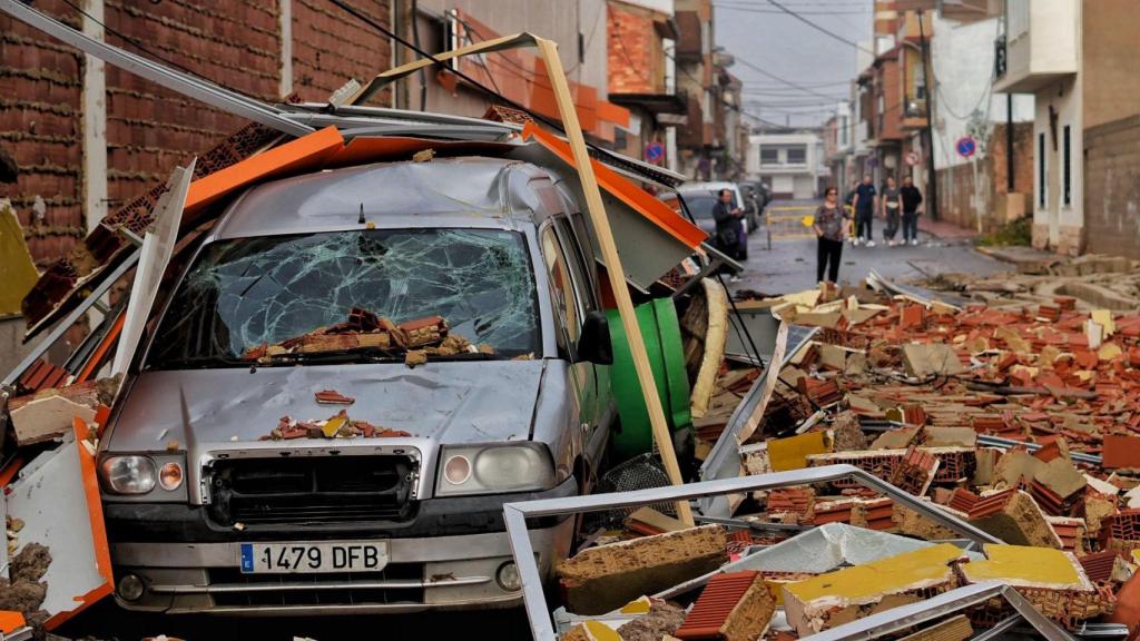 Calles y vehículos destrozados por el paso de la DANA, en Alginet (Valencia). Fotografía cedida por Jaume Gascó