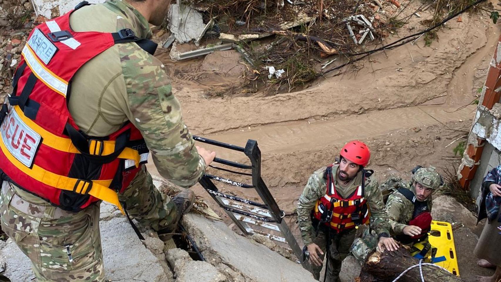 Efectivos del Ejército de Tierra trabajando en Letur.