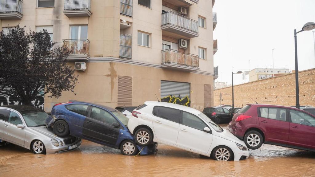 Vehículos afectados por la DANA en un barrio de Valencia. Foto: EP.