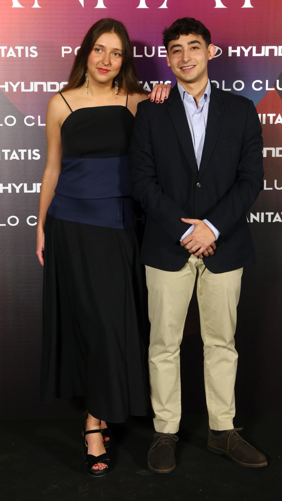 Juan del Val Roca y Berenice Lobatón en el 'photocall' de los premios 'Vanitatis'.