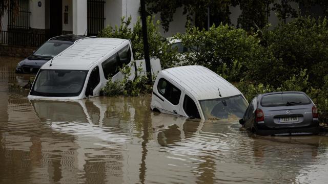 Vehículos flotando tras las inundaciones provocadas por la DANA en Málaga.