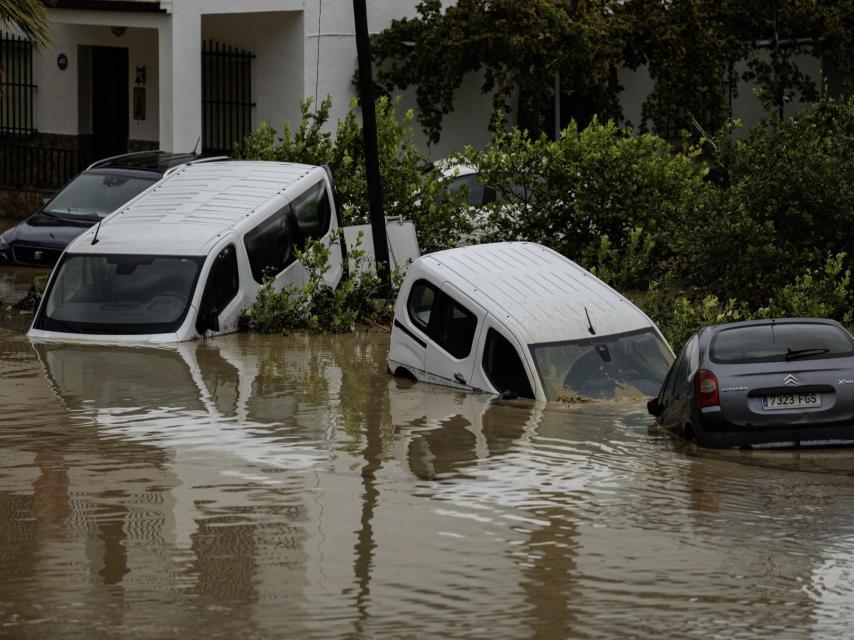 ehículos flotando tras las inundaciones provocadas por la DANA en Málaga.