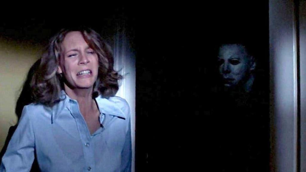 Jamie Lee Curtis a punto de enfrentarse al coco en 'La noche de Halloween' (1978), o el espíritu de Samhain