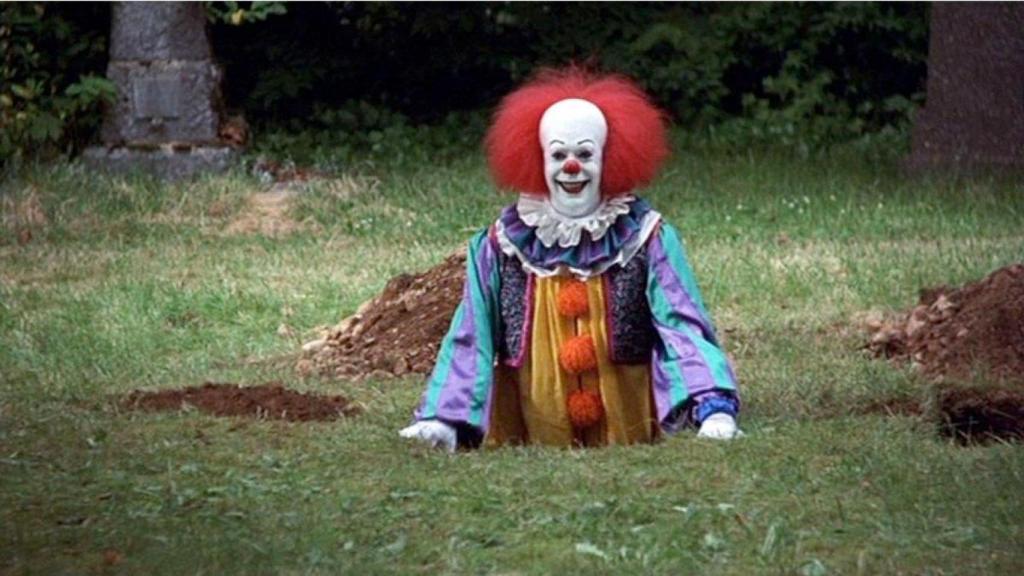 Pennywise, en su versión de 1990 encarnado por Tim Curry