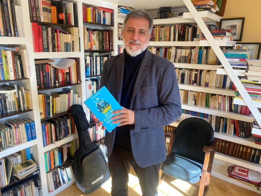 David Botello con su nuevo libro: 'No me toques los borbones'