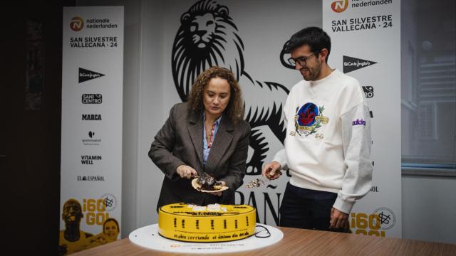 Patricia Sabugueiro, presidenta de la Agrupación Deportiva San Silvestre Vallecana, y Jesús Ramos, cortan la tarta del 60 cumpleaños de la Nationale-Nederlanden San Silvestre Vallecana