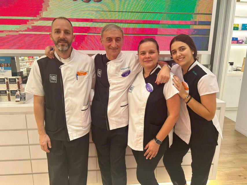 Equipo de la farmacia Castro de Plaza de España en A Coruña.