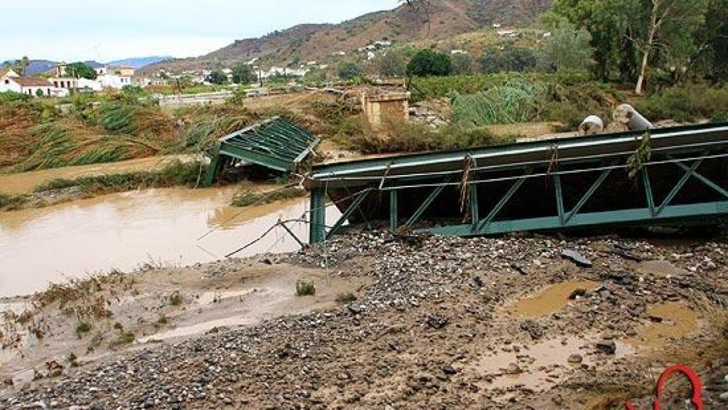 Antiguo puente de hierro, que quedó destrozado en 2012.