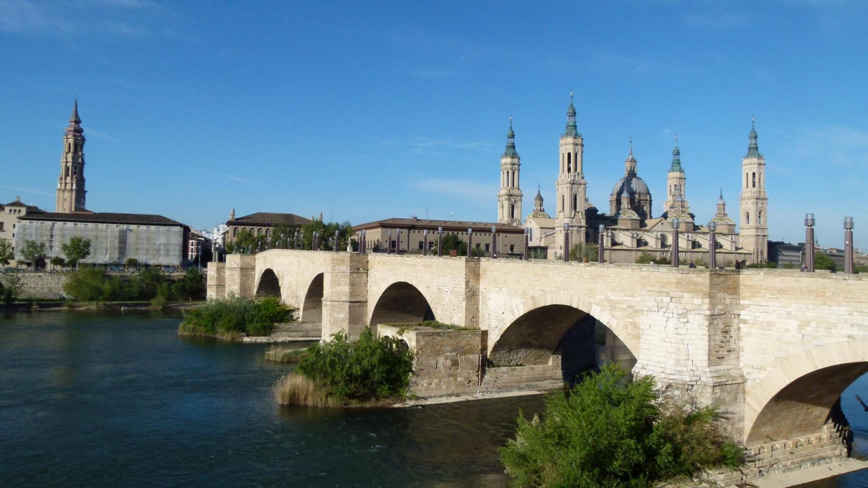 Imagen del puente de Piedra de Zaragoza, donde se encuentra el pozo de San Lázaro.