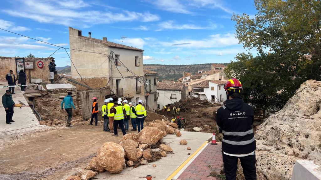 Un grupo de efectivos trabaja en la zona del casco antiguo de Letur.