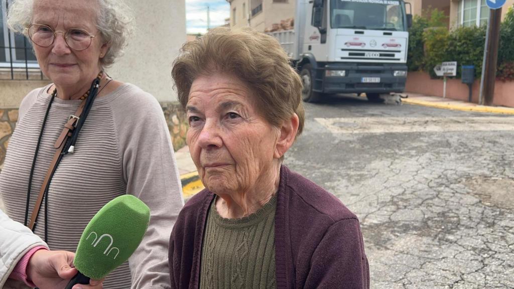 Antonia, de 86 años, en una conversación con EL ESPAÑOL y otros medios tras ser rescatada.