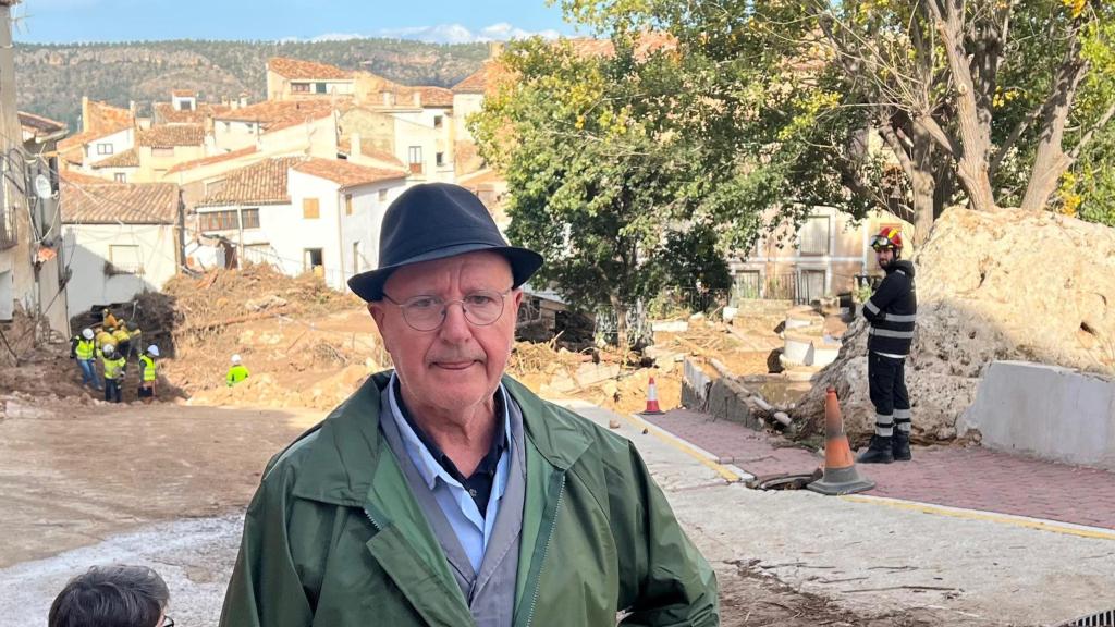 José Luis posa para EL ESPAÑOL frente al casco antiguo de Letur.